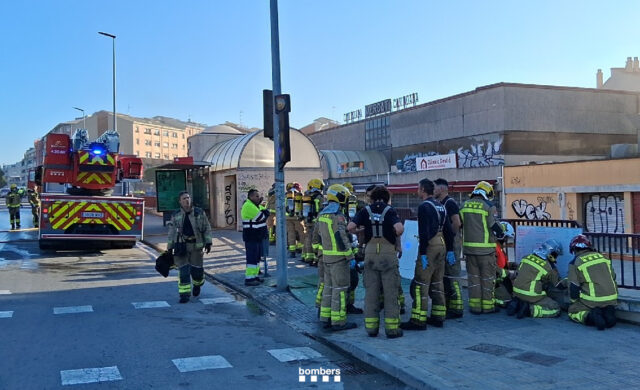 Un incendi al pàrquing del Mercat de Can Boada ha afectat 4 vehicles.