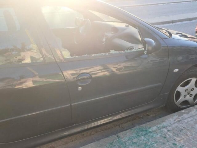 Vidre trencat d'un cotxe al abrri de Sant Pere Nord de Terrassa. Foto: @santperenorddenuncia