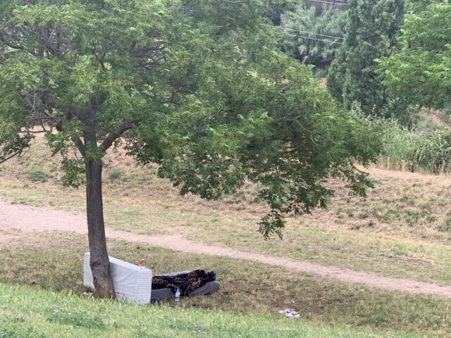 Matalassos enmig d'una zona pública de Terrassa. Foto: David Muriel