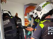 Batuda policial en un local de Terrassa després de les queixes veïnals: 16 identificats i tres denúncies per armes blanques