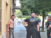 VÍDEO | Caos al Passeig del Vint-i-dos de Juliol de Terrassa: tira una moto a terra, intenta robar un mòbil i acaba reduït per la policia