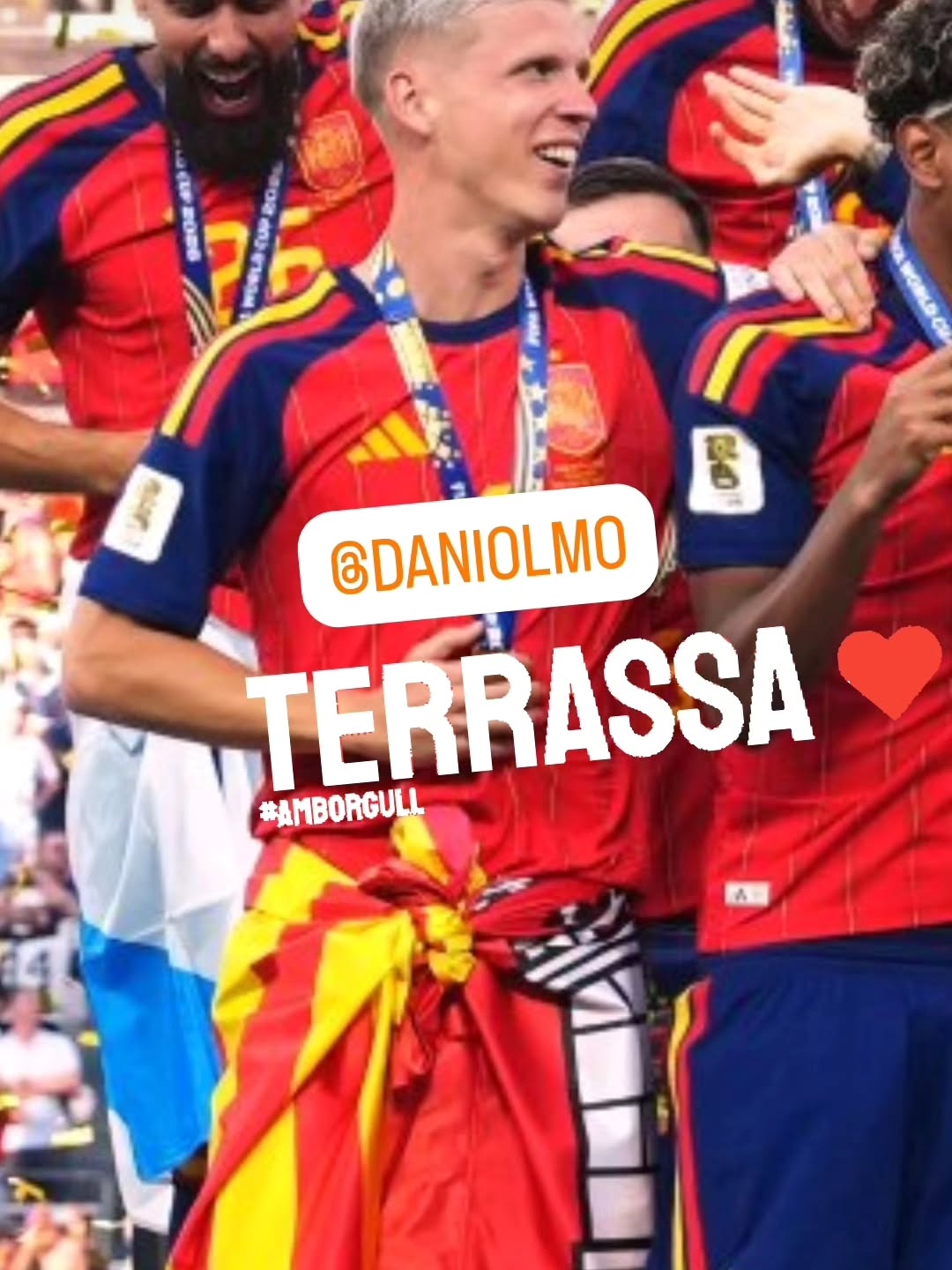 Dani Olmo, amb la bandera de Terrassa a la final del Mundial