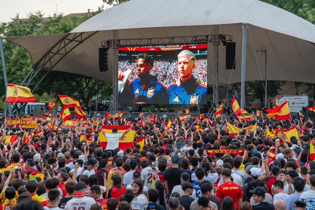 L'Espai Vela del parc Vallparadís de Terrassa ple de gom a gom per la final del Mundial de futbol entre Espanya i l'Argentina.
