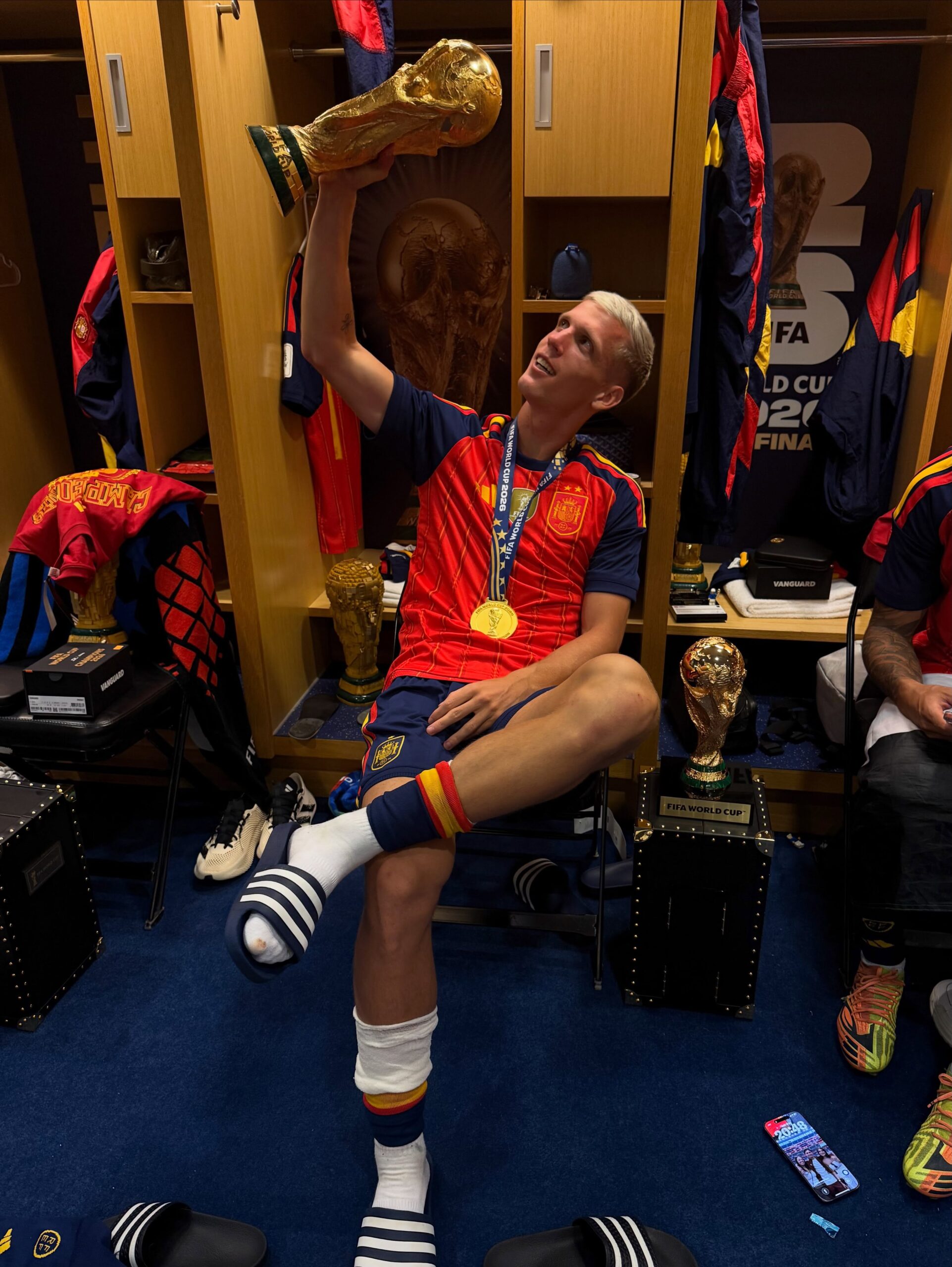 Dani Olmo i Carvajal, mostrant el trofeu de la Copa del Món després de la victòria de la Selecció Espanuyola.