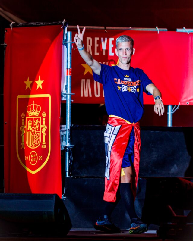 Dani Olmo, amb la bandera de Terrassa, a la celebració del mundial a Madrid.