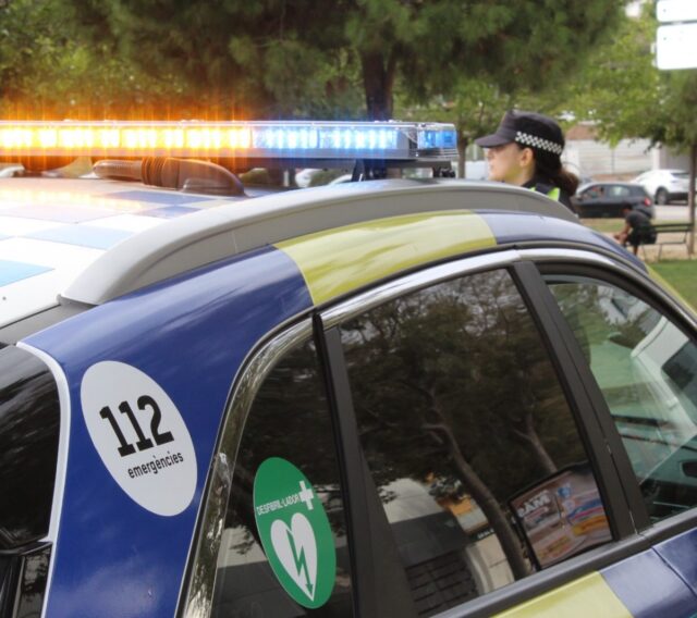 Dues persones detingudes i una denunciada en un dispositiu policial en un establiment de restauració al districte 3